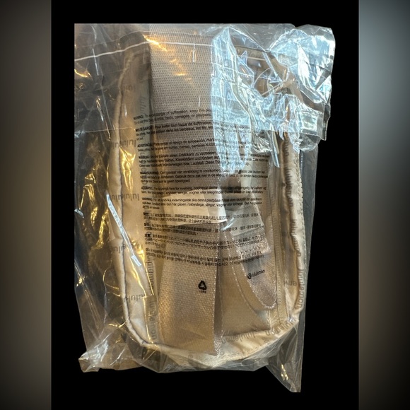 Lululemon Everywhere Belt Bag 1L - Wordmark Grid Mini Raw Linen - Picture 8 of 8